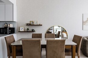Waves - Urban Chic 1BR Apt With Maid