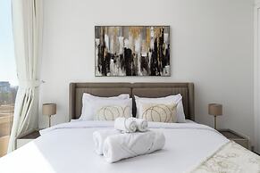 Waves - Urban Chic 1BR Apt With Maid