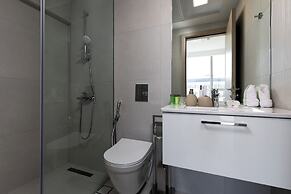 Waves - Urban Chic 1BR Apt With Maid