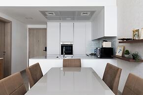 Waves - Urban Chic 1BR Apt With Maid