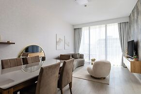 Waves - Urban Chic 1BR Apt With Maid