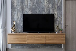 Waves - Urban Chic 1BR Apt With Maid