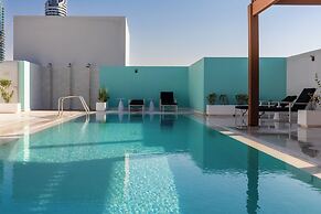 Waves - Urban Chic 1BR Apt With Maid