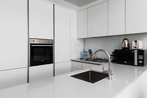 Waves - Urban Chic 1BR Apt With Maid