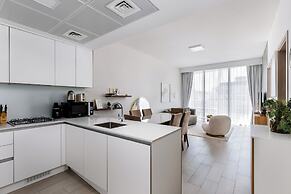 Waves - Urban Chic 1BR Apt With Maid