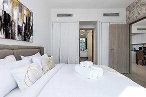 Waves - Urban Chic 1BR Apt With Maid