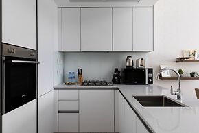 Waves - Urban Chic 1BR Apt With Maid