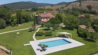 Villa in Tuscany With Pool & Panoramic Views