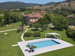 Villa in Tuscany With Pool & Panoramic Views