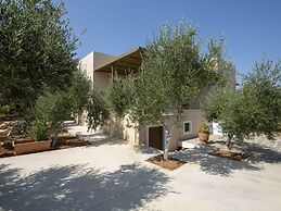 Attractive Holiday Home With Shared Pool