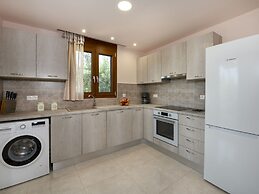Attractive Holiday Home With Shared Pool
