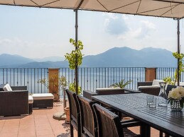Oggebbio Getaway With Views