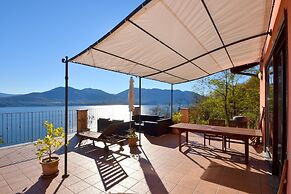 Oggebbio Getaway With Views