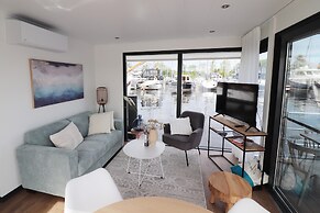 Houseboat in Lemmer With Harbor Views