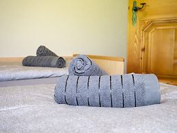 Holiday Flat with Pool Access