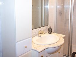 Holiday Flat with Pool Access