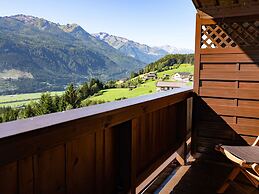 Holiday Flat with Pool Access