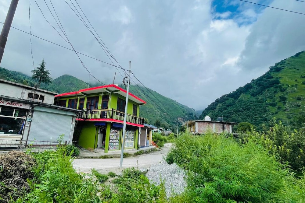 JIYAHA WATERFALL AND SNOW VIEW HOMESTAY