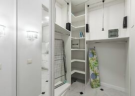 Designer Apartments near Dana Mall