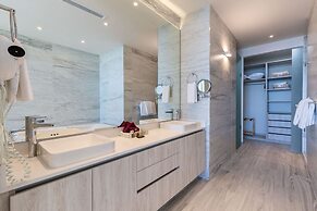 Oceanfront Vibes Iconic Beachside Getaway