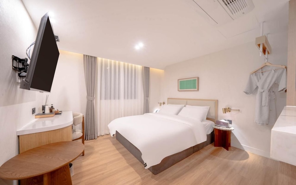 H-AVENUE HOTEL HAEUNDAE