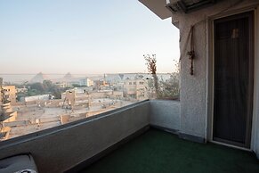 King Tut Hotel Museum & Pyramids View