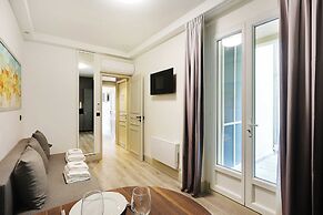 Modern Apartment & Terrace - 2br/6p - Near Nation