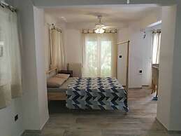 Downtown Apartment With Private Yard YR1