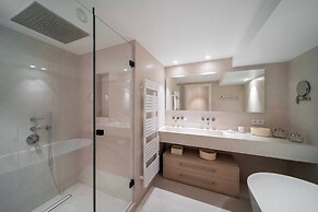 Charming Oasis With Terrace 4 BD/ 8P - Cannes