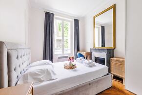 Chic and Refined Apartment