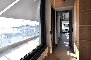 Nero Luxury Flat by Zennova