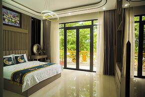 Queen Luxury Hotel