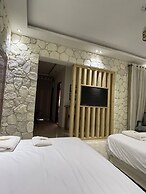 Cheristo Pyramids view inn