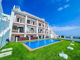 Modern Two Bedroom Apartment With Pool