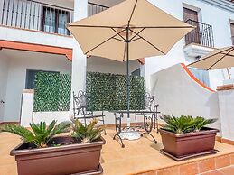 Modern Two Bedroom Apartment With Pool
