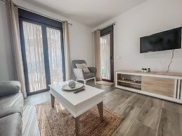 Modern Two Bedroom Apartment With Pool