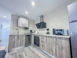 Modern Two Bedroom Apartment With Pool