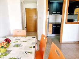 Apt Near Center & Port