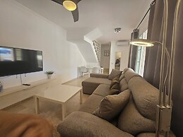 Comfortable Modern House With Jacuzzi, and Access to Swimming Pool