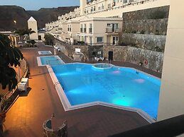 Comfortable Modern House With Jacuzzi, and Access to Swimming Pool