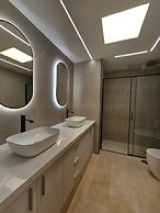 Comfortable Modern House With Jacuzzi, and Access to Swimming Pool