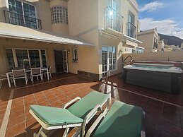 Comfortable Modern House With Jacuzzi, and Access to Swimming Pool