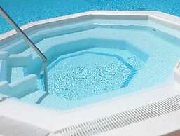 Comfortable Modern House With Jacuzzi, and Access to Swimming Pool