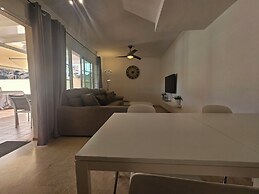 Comfortable Modern House With Jacuzzi, and Access to Swimming Pool
