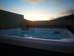 Comfortable Modern House With Jacuzzi, and Access to Swimming Pool