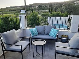 Casa Rural Garnacha de Borja has a Barbacue and Terrace