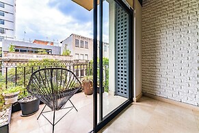 NEW Perfect Location with Free Parking
