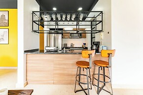 NEW Perfect Location with Free Parking