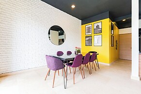 NEW Perfect Location with Free Parking
