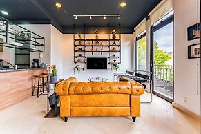 NEW Perfect Location with Free Parking